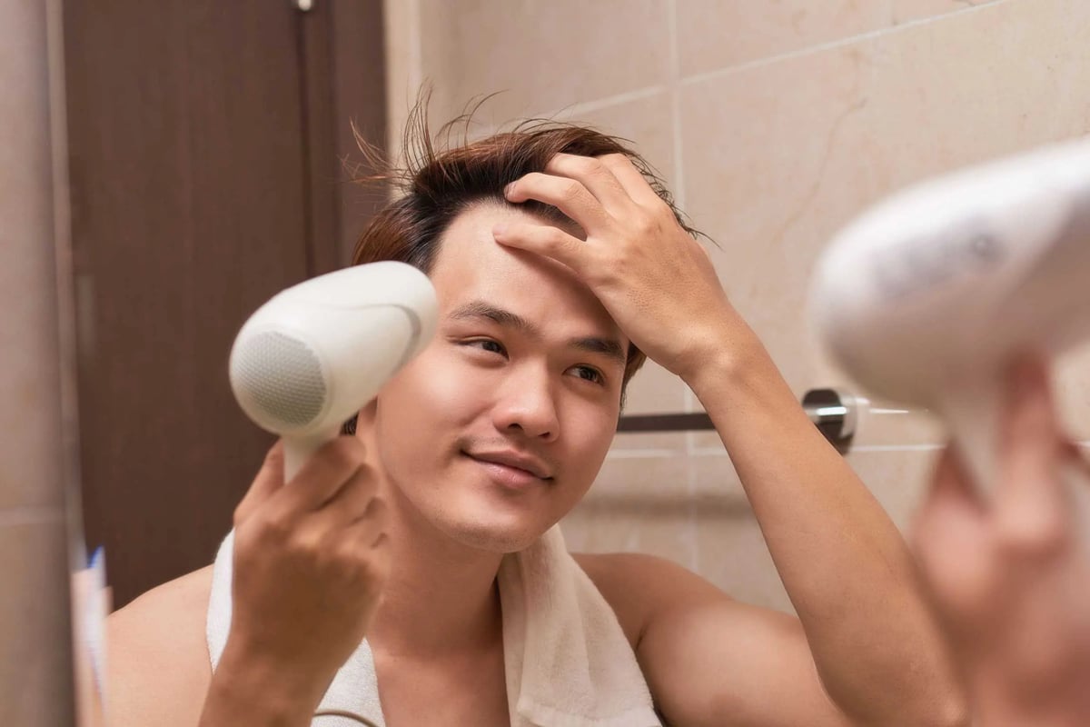 就寝前に頭皮を乾かし、濡れ髪は粗歯のくしで毛先から梳くと、頭皮の蒸れと切れ毛を減らせます